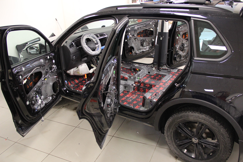 Процесс шумоизоляции Volkswagen Tiguan