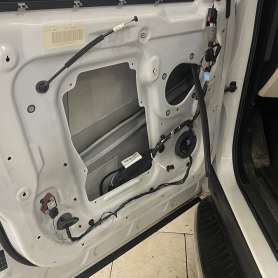 Установка сабвуфера в нишу багажника Range Rover