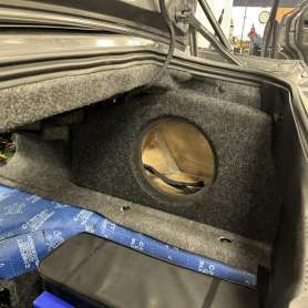 Процесс изготовления корпуса сабвуфера в Ford Mustang