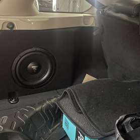 Установка сабвуфера в нишу багажника Range Rover